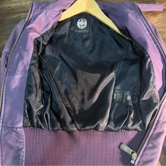❌❌SOLD❌❌Rock & Republic Cropped Purple Leather Studded Bomber Jacket, Size small - Picture 11 of 16